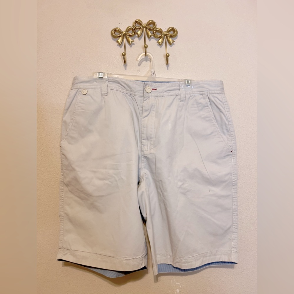 Howe White Flat Front Shorts Casual Style 
size 38